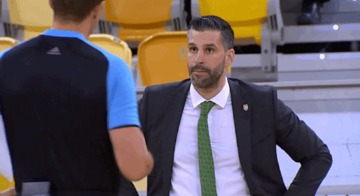 Dušan Alimpijević tokom košarkaške utakmice