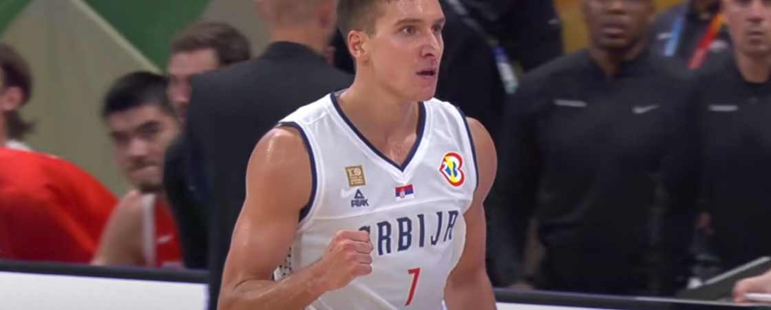 Bogdan Bogdanović se raduje nakon postignutog koša za košarkašku reprezentaciju Srbije