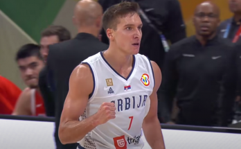 Bogdan Bogdanović se raduje nakon postignutog koša za košarkašku reprezentaciju Srbije
