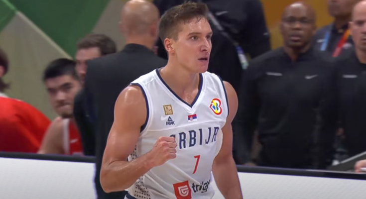 Bogdan Bogdanović se raduje nakon postignutog koša za košarkašku reprezentaciju Srbije