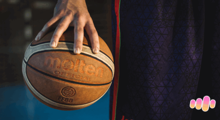 Košarkaška lopta koju drži ruka