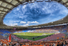 Vedro nebo iznad stadiona tokom fudbalske utakmice