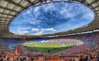 Vedro nebo iznad stadiona tokom fudbalske utakmice