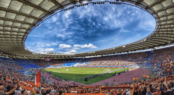 Vedro nebo iznad stadiona tokom fudbalske utakmice