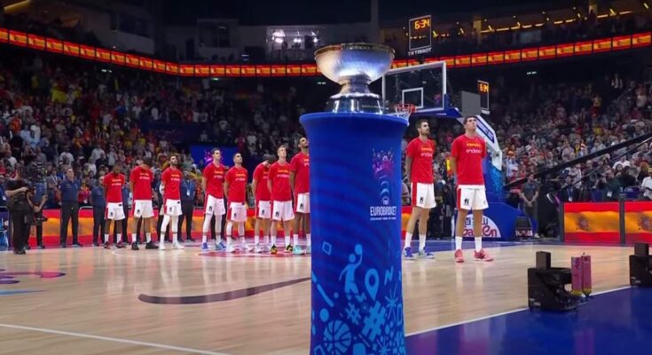 Trofej EuroBasketa pred utakmicu finala 2022. između Španije i Nemačke