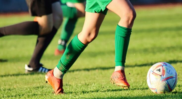 Dve fudbalerke tokom utakmice ženskog fudbala