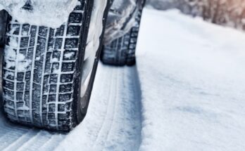Zimska guma na automobilu koji vozi po snegu