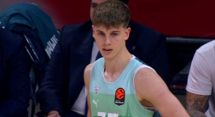 Košarkaš Stefan Joksimović u dresu Baskonije na utakmici Evrolige