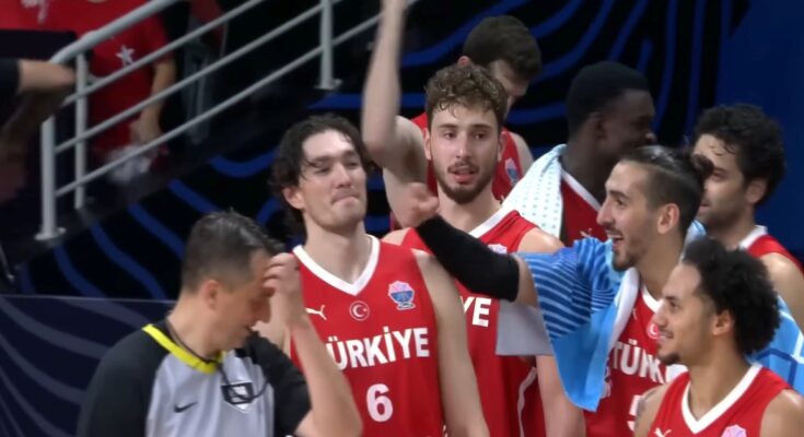 Čedi Osman, Alperen Šengun, Kenan Sipahi i Šejn Larkin u dresu košarkaške reprezentacije Turske