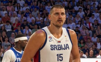 Nikola Jokić u dresu košarkaške reprezentacije Srbije na utakmici protiv Francuske